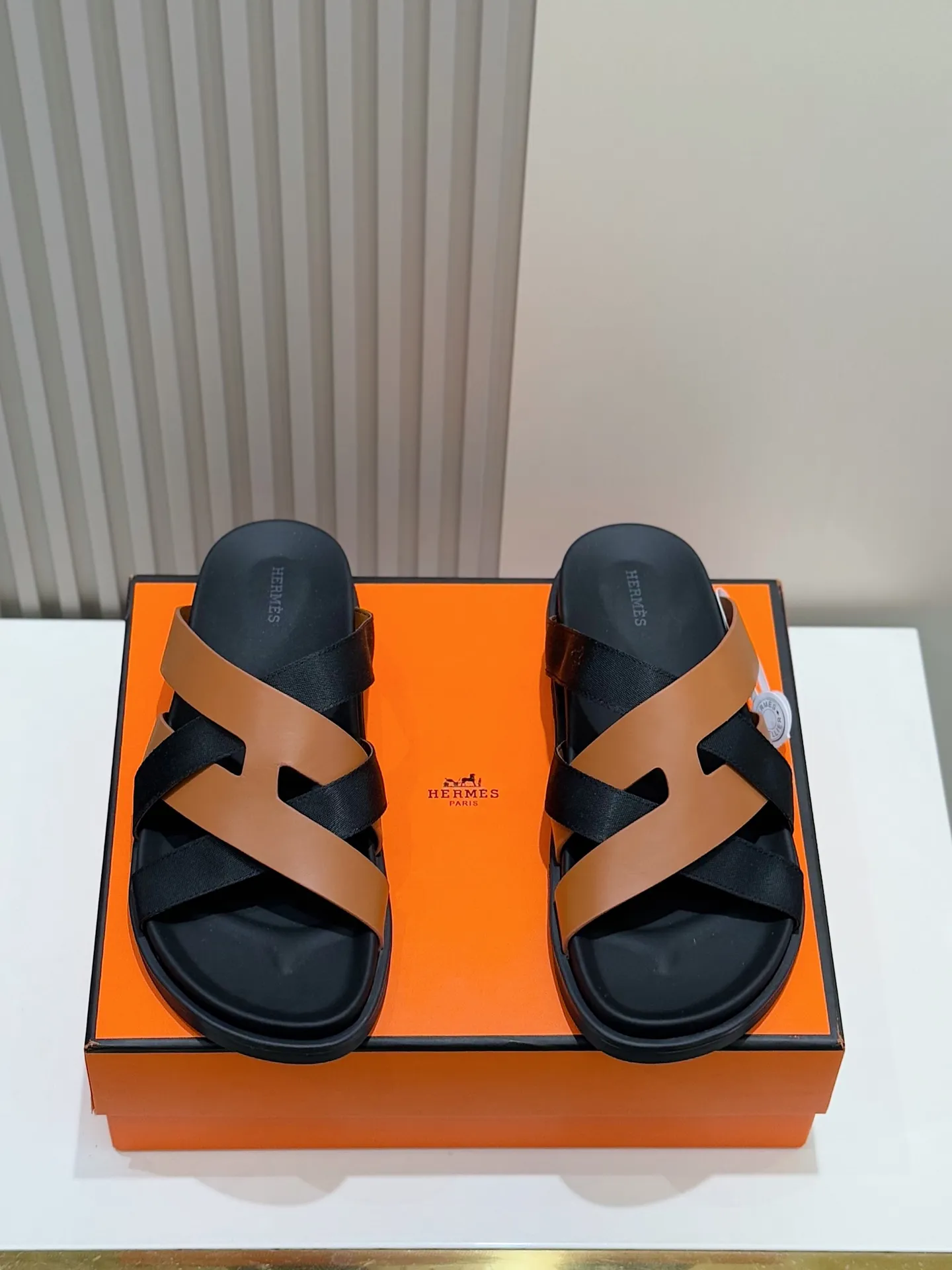 Batch 280 Hermes men's Kazimir slippers - top quality woven calfskin functional sandals, with interwoven uppers inspired by the "H" iconic pattern to create a casual look, perfect for summer. Imported cowhide + cowhide lining + rubber outsole Size: 38-44 (.45.46 customized)